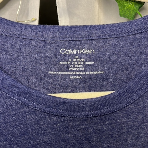 Calvin Klein T-shirt - Picture 2 of 2